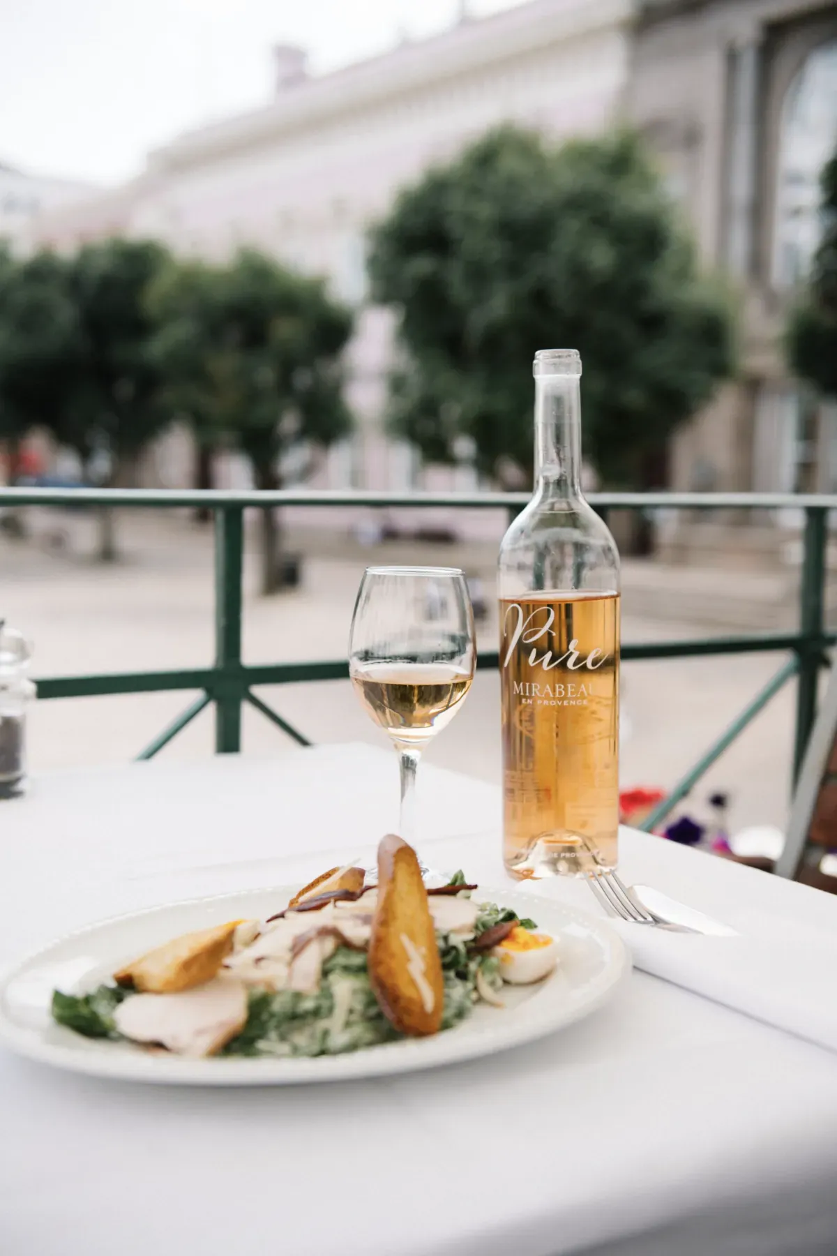 Lunch and a glass of rosé on the balcony above the Royal Square